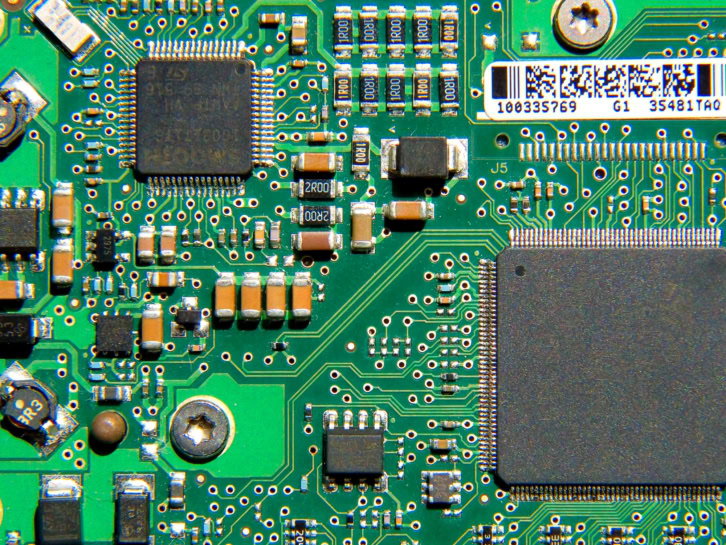 Płytka PCB z przylutowanymi elementami