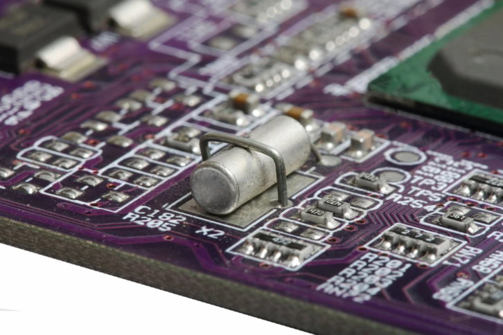 Rezonator kwarcowy na płycie PCB