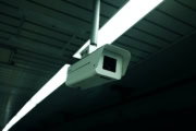 Monitoring na PoE – jeden kabel zamiast plątaniny przewodów. Jak to działa i od czego zacząć?