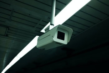 Monitoring na PoE – jeden kabel zamiast plątaniny przewodów. Jak to działa i od czego zacząć?
