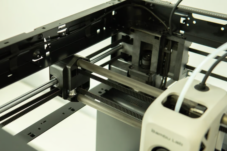 Kinematykę CoreXY wykorzystują m.in. niektóre drukarki 3D Bambu Lab.