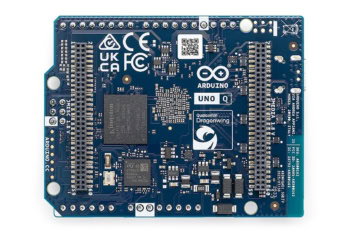 Arduino UNO Q od spodu - złącza wysokiej prędkości do kamer i wyświetlaczy