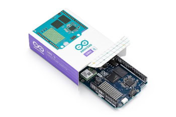 Arduino UNO Q wysuwane z oryginalnego pudełka