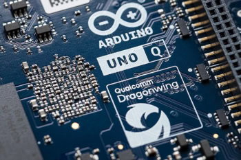 Arduino UNO Q - logo Arduino i oznaczenie Qualcomm Dragonwing na płytce