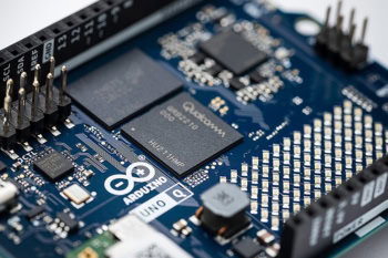 Arduino UNO Q - zbliżenie na układy scalone obok matrycy LED