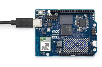 Arduino UNO Q podłączone do komputera przewodem USB-C