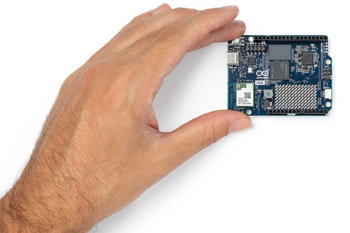 Arduino UNO Q trzymane w dłoni - płytka w formacie Arduino UNO