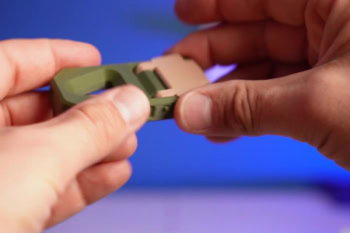 Składana podstawka na telefon w formie breloka wydrukowana w 3D