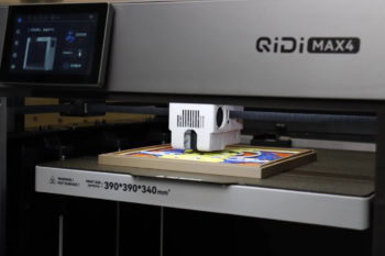 Ekran dotykowy i stół roboczy drukarki 3D QIDI Max 4