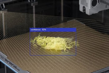 Kamera AI drukarki QIDI Max 4 wykrywająca błąd wydruku typu spaghetti
