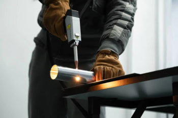 Pistolet spawarki laserowej xTool MetalFab podczas pracy