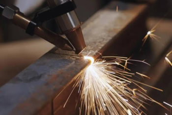 Ręczne cięcie stalowego profilu laserem xTool MetalFab
