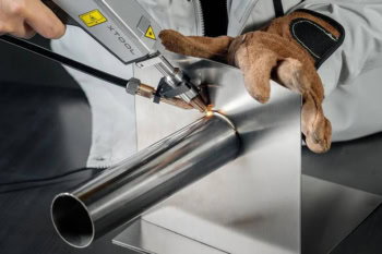 Spawanie laserowe rury ze stali nierdzewnej pistoletem xTool MetalFab