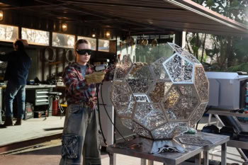 Spawanie dużej metalowej rzeźby spawarką laserową xTool MetalFab