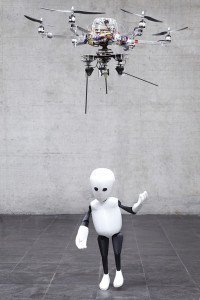 Robot i jego lalka.