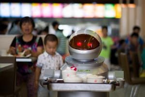 Nowi kelnerzy – roboty pracują w restauracji