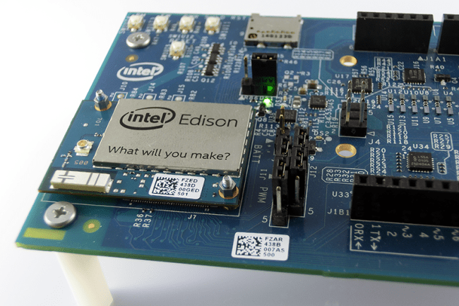 Poprawne podłączenie moduł Intel Edison z płytką bazową.