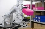 Dwuramienny robot-magazynier posegreguje produkty