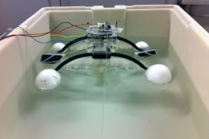 Robot oczyszcza wodę, pochłaniając zanieczyszczenia