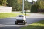 Robot-kurier porusza się po chodniku