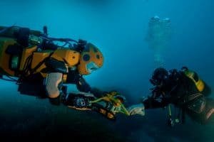 Humanoid bada wraki statków i rafy koralowe