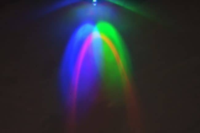 Oświetlanie białej powierzchni diodą RGB.