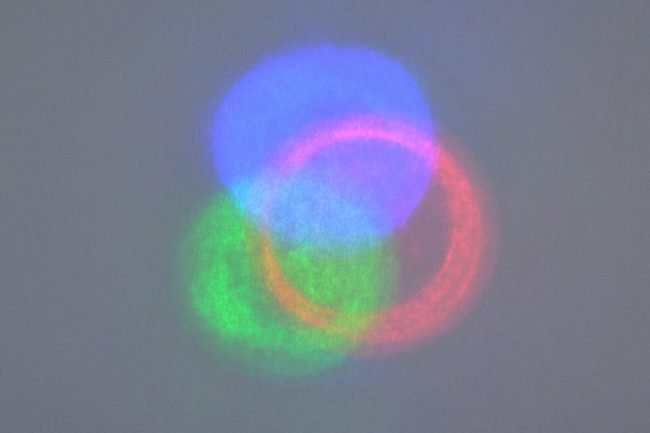 Światło diody RGB padające (od spodu) na kartkę.