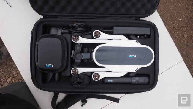 Dron i reszta sprzętu w specjalnej kompaktowej walizce.