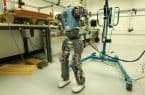 Robot poznaje własne ciało i uczy się chodzić