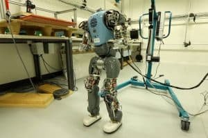Robot poznaje własne ciało i uczy się chodzić