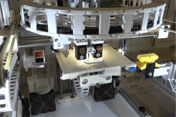 Jak w drukarce 3D powstaje urządzenie elektroniczne?