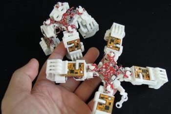 Miniaturowe roboty kroczące z napędami liniowymi DIY