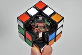 Co skrywa kostka Rubika, która sama się układa?