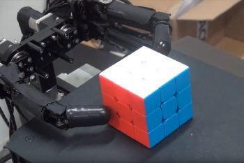 Superszybkie palce robota układają kostkę Rubika