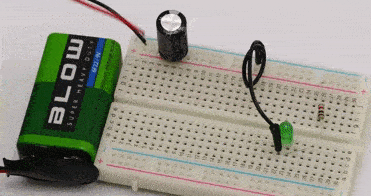 Kondensator jako dodatkowa bateryjka, która podtrzymuje świecenie diody