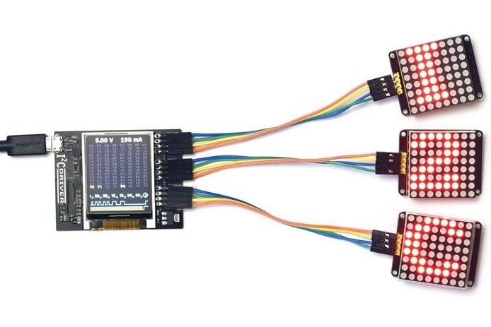 I2CDriver z podłączonymi 3 modułami wyświetlaczy LED na I2C