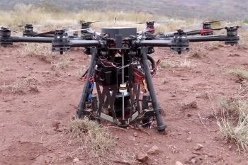 Jak wykopać dziurę w ziemi za pomocą dużego drona?