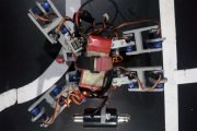 Robot z Raspberry Pi, który uczy się chodzić (sieci neuronowe)