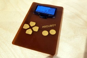 Arduflexboy – miniaturowa, elastyczna konsola do gier DIY