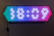 Oryginalny zegar DIY z piłeczek do ping ponga i diod RGB