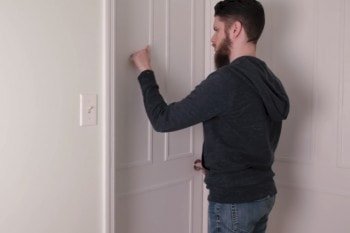Blokada drzwi DIY, którą wyłączysz pukaniem