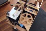 Miniaturowy perkusista DIY sterowany przez Arduino