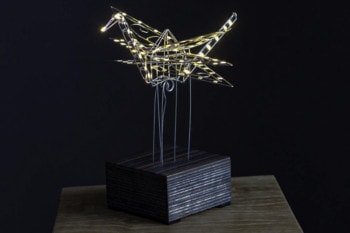 Żuraw w stylu origami z drutu i diod świecących