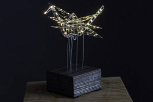 Żuraw w stylu origami z drutu i diod świecących