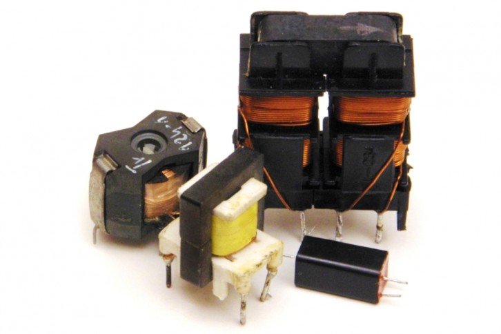 Przykłady transformatorów impulsowych i radiowych
