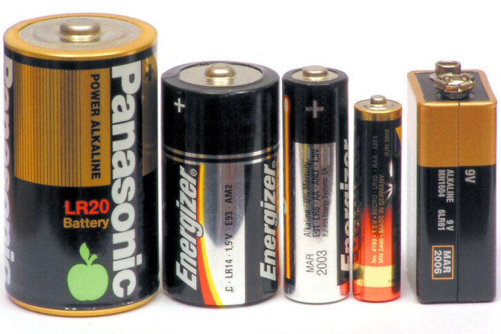 Przykłady ogniw alkalicznych oraz alkalicznej baterii 9 V