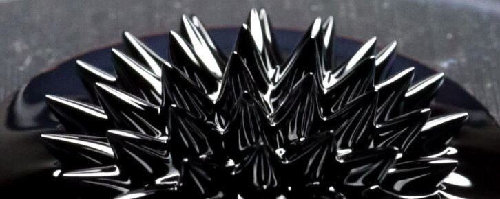 Ferrofluid to substancja podobna do cieczy, w której znajdują się cząsteczki ferromagnetyczne (<10 nm)