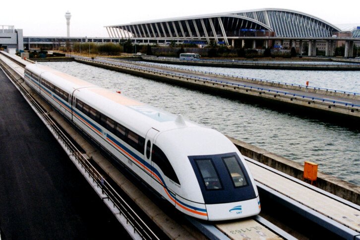 Pociąg korzystający z technologii lewitacji magnetycznej, który wyjeżdża z lotniska w Szanghaju