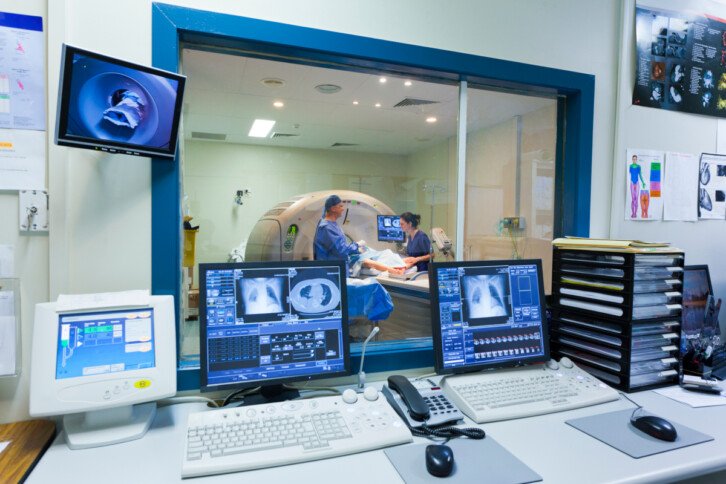 Standardowe urządzenie MRI, które może generować pole magnetyczne o natężeniu kilku tesli