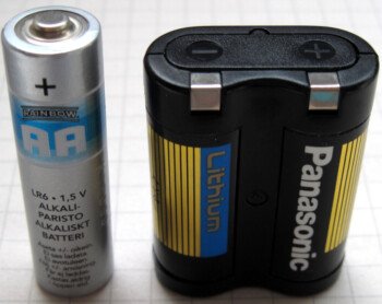 Bateria 2CR5 vs AA (zdjęcie: Lead holder, CC BY-SA 3.0)